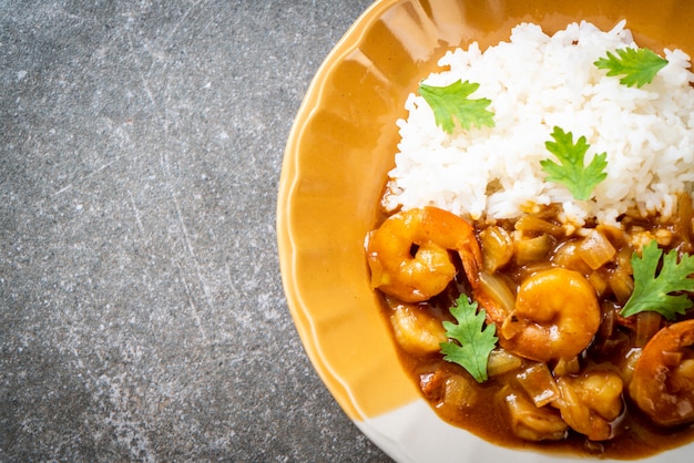 Gamberetti in salsa di curry su riso