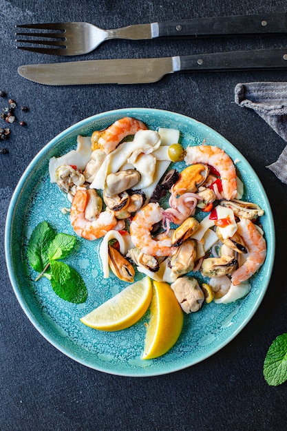 Gamberetti insalata di mare, cozze, calamari e altri spuntini sani