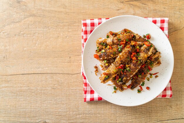 Gamberetti o gamberi saltati in padella con peperoncino e sale - Stile di mare