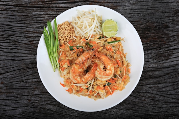 Gamberetti Pad Thai, piatto tradizionale thailandese con spaghetti di riso saltati in padella,