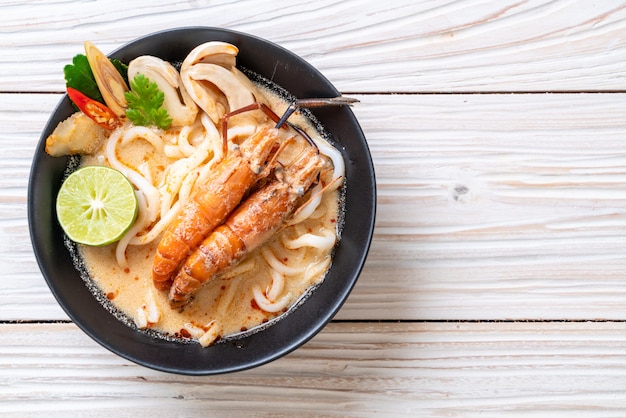 gamberetti piccanti con ramon di udon (Tom Yum Goong)