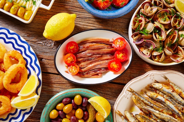 Gamberetti spagnoli delle vongole con frutti di mare