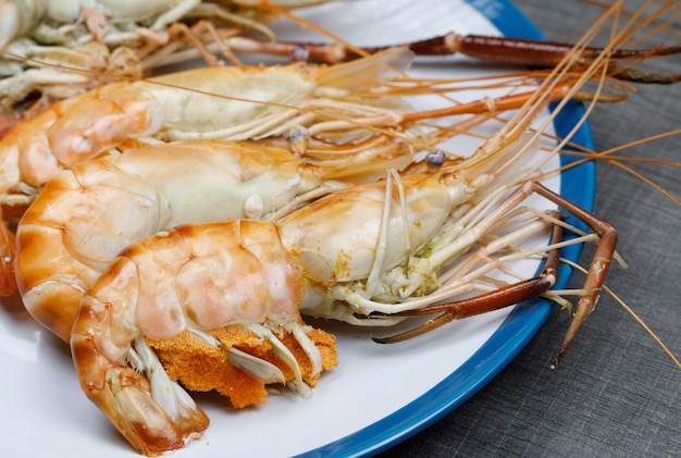 Gamberetto di fiume grigliato in piatto bianco