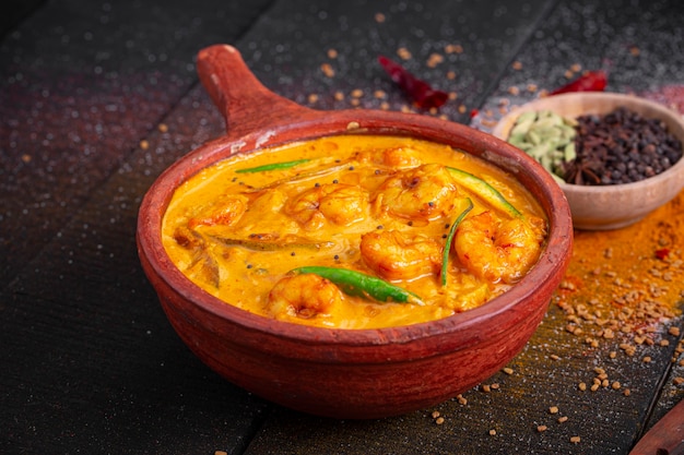 Gamberi al curry di mango Piatto tradizionale del Kerala a base di mango crudo