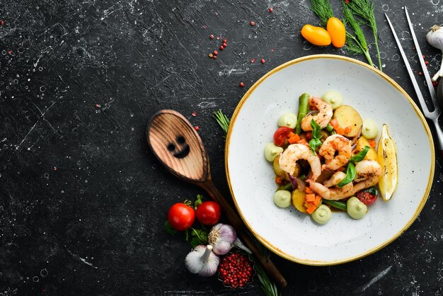 Gamberi al forno con patate e verdure Vista dall'alto Spazio libero per il testo