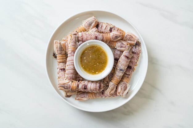 gamberi al vapore o gamberetti o stomatopods con salsa di frutti di mare piccante