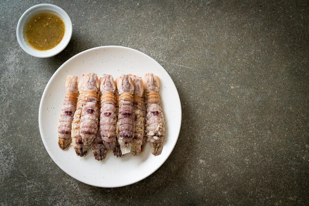 gamberi al vapore o gamberetti o stomatopods con salsa di frutti di mare piccante