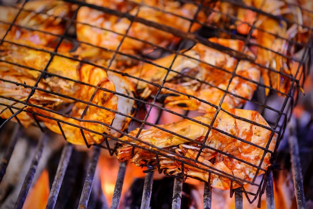 Gamberi alla griglia su fiammeggiante nel ristorante di pesce tailandese