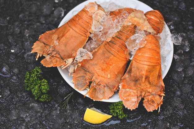 Gamberi aragosta a testa piatta serviti su piatto bianco Aragosta a testa piatta fresca bollita cottura con prezzemolo