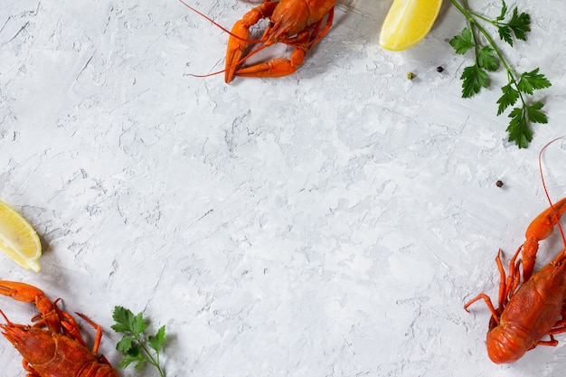 Gamberi bolliti con limone su un tavolo di cemento grigio