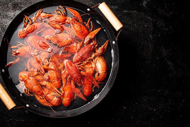 Gamberi bolliti in una pentola d'acqua