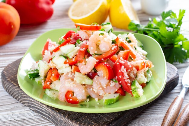 Gamberi con cous cous e verdure, sana insalata