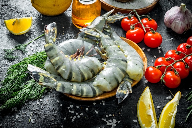 Gamberi crudi con pomodoro limone aneto e aglio