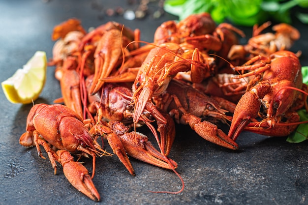 gamberi di fiume snack freschi frutti di mare crostacei rossi bolliti pronti da mangiare pasto sul tavolo spazio copia cibo