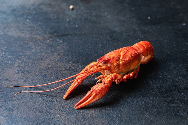 Gamberi di mare freschi bolliti crostacei di pesce pronto da mangiare spuntino sul tavolo copia spazio cibo