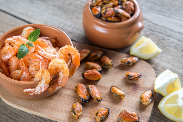 Gamberi e cozze fritti con un bicchiere di vino bianco