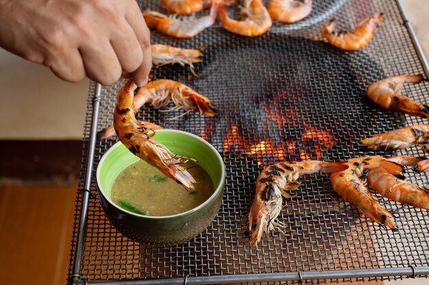 Gamberi freschi da acqua dolce sulla stufa Grill