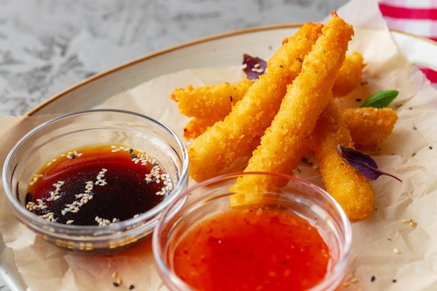 Gamberi fritti serviti con salsa sul piatto