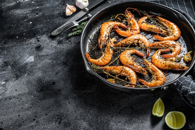 Gamberi, gamberi Scampi piatto tradizionale fritti in pastella all'aglio con limone e prezzemolo