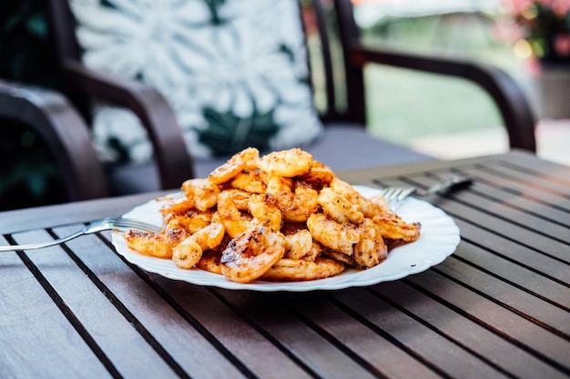 Gamberi o gamberi alla griglia sul piatto sulla terrazza all'aperto frutti di mare alla griglia per picnic alla griglia