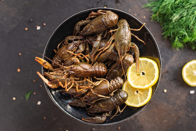 gamberi pesce fresco pronto da cucinare prodotto crudo pasto snack sul tavolo spazio copia sfondo alimentare