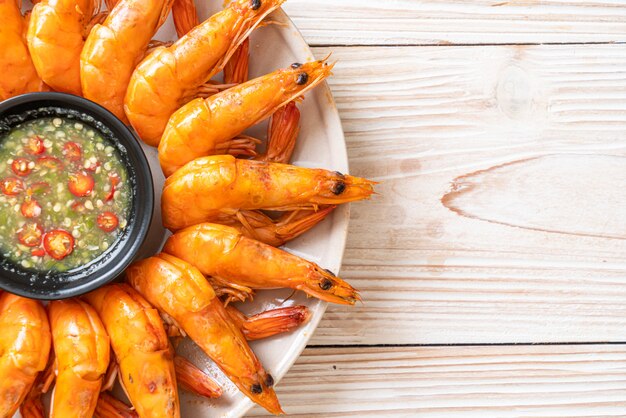 gamberi salati al forno o gamberi con salsa piccante di pesce