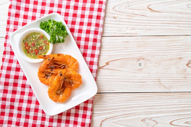 gamberi salati al forno o gamberi con salsa piccante di pesce