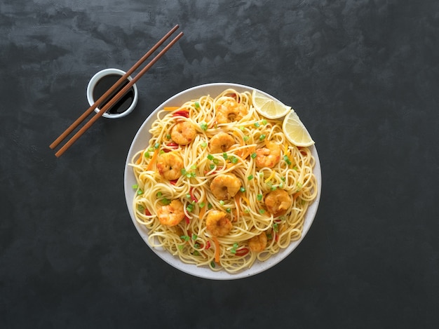 Gamberi Schezwan Noodles con verdure