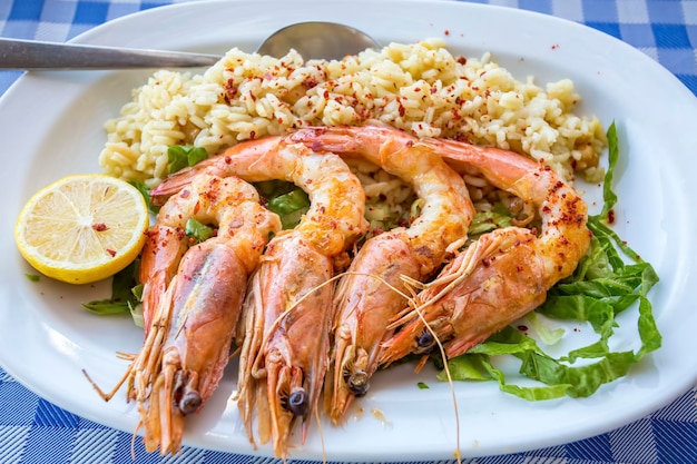 Gamberi tigre alla griglia con spezie e limone. Pesce alla griglia.