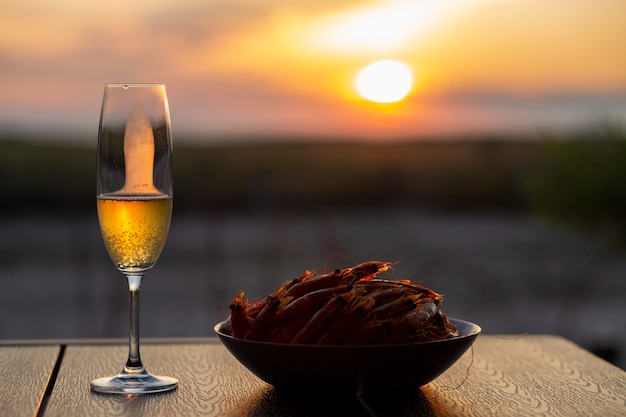 Gamberi tigre con un bicchiere di birra birra con gamberetti spuntino estivo ciotola di gamberetti in estate grande