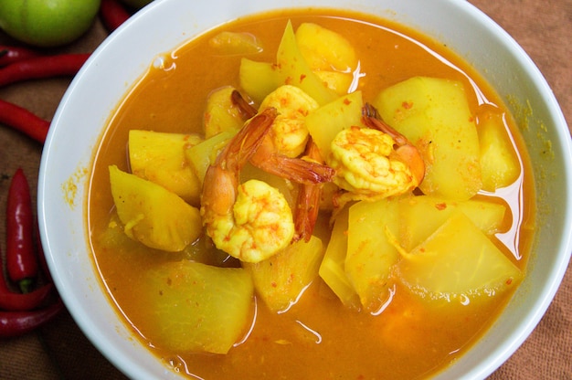 Gambero arancione della papaia del curry tailandese del sud