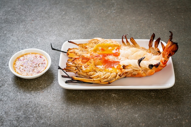 Gambero gigante alla griglia con salsa piccante ai frutti di mare