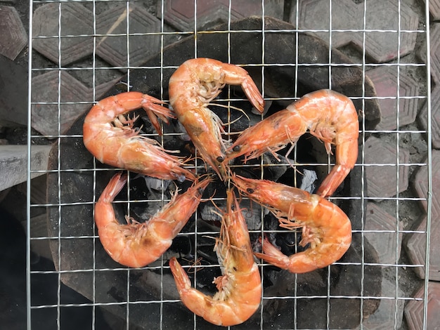 Gamberoni alla griglia (gamberetti) sul fuoco del barbecue