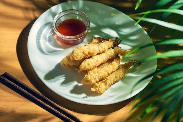 Gamberoni fritti in tempura con salsa. Cucina cinese.