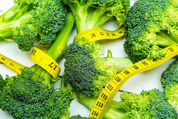 Gambi di broccoli con il metro a nastro giallo immagine ravvicinata