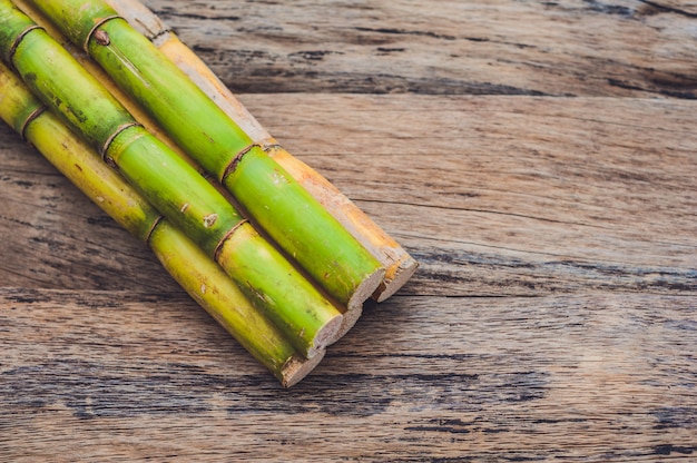 Gambi di canna da zucchero su uno sfondo di legno