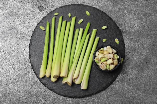 Gambi freschi della citronella sulla vista grigia del piano d'appoggio