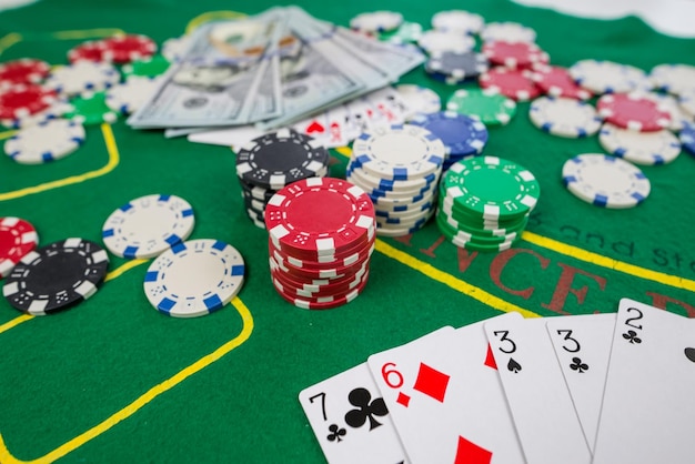 Gamble Poker conceptcarte da gioco fiches e dollari sono sparsi per il nuovo tavolo da poker