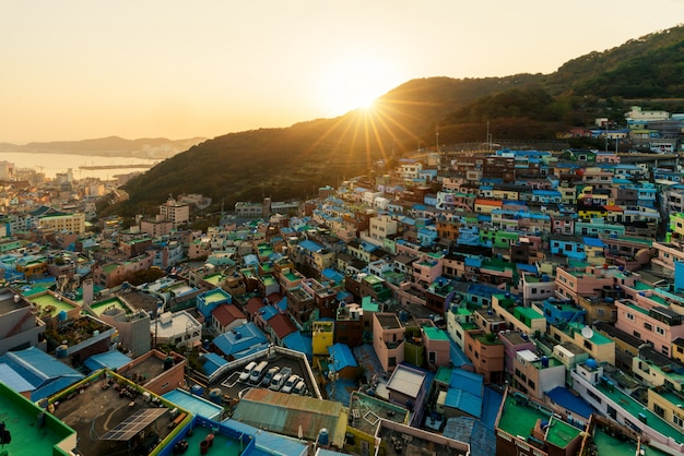 Gamcheon Culture Village di notte a Busan, Corea del sud.