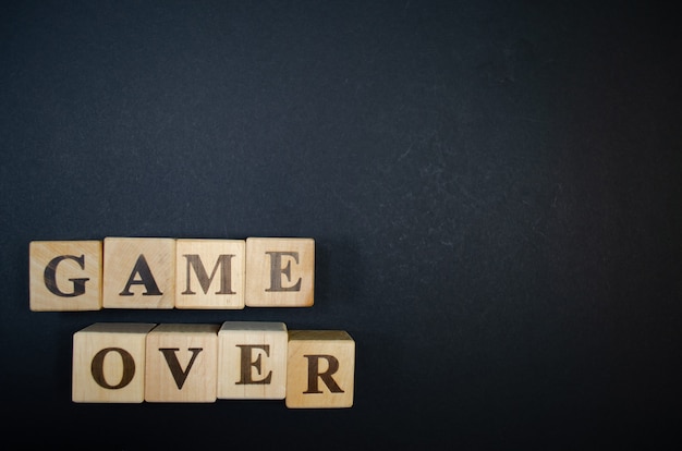 Game over cubi di legno con lettere