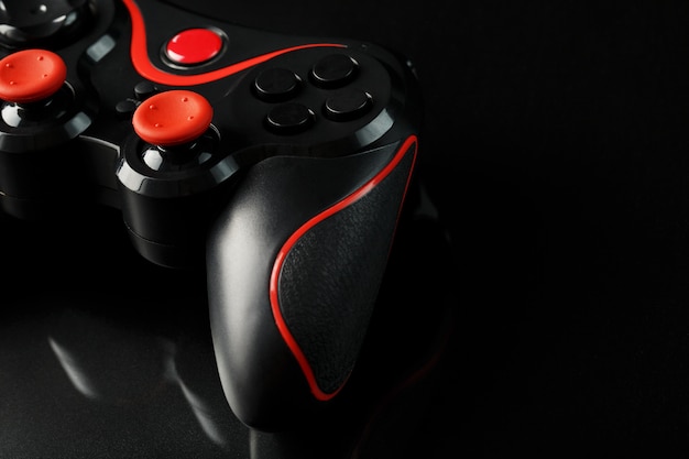 Gamepad nero del controller di gioco su superficie nera