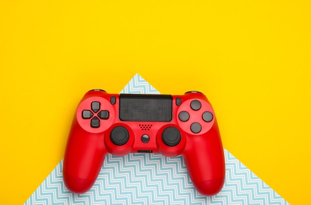 Gamepad rosso su giallo blu