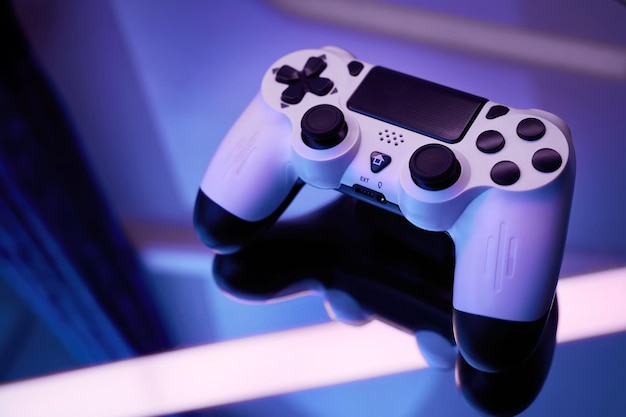 Gamepad su sfondo astratto con effetti di luce