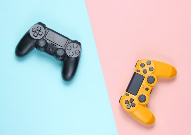 Gamepad su uno sfondo di carta colorata