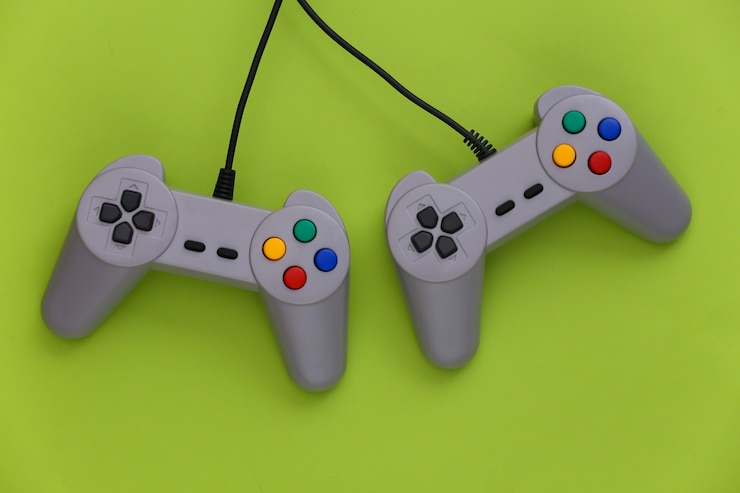 Photo gamepad video game. konsep permainan dua joystick retro di atas hijau.