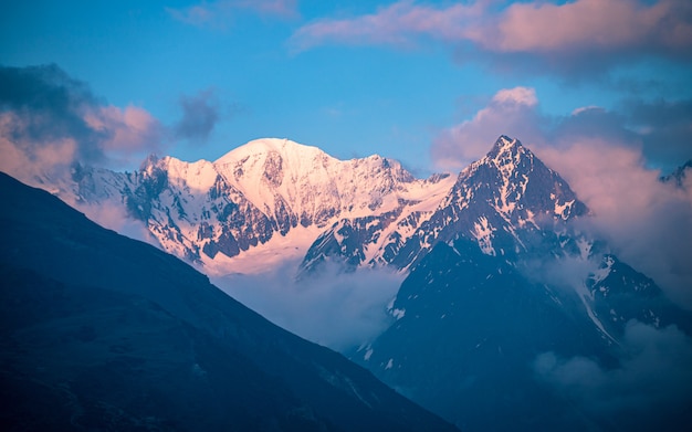 Gamma brillante del Monte Ganesh, Gorkha, Nepal.