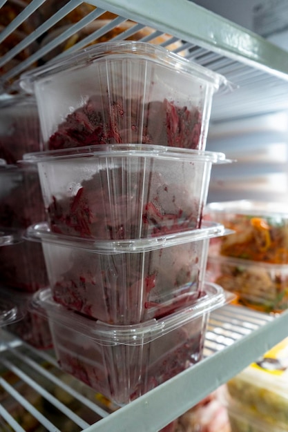 gamma di insalate confezionate fresche e nutrienti, comodamente conservate nei frigoriferi
