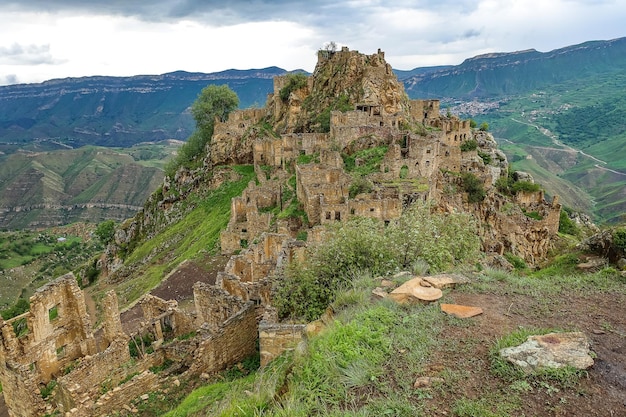 Gamsutl villaggio nelle montagne del Caucaso Vecchi edifici in pietra sulla cima di una scogliera Daghestan Russia Giugno 2021