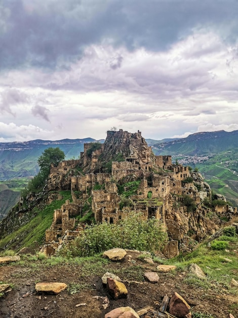 Gamsutl villaggio nelle montagne del Caucaso Vecchi edifici in pietra sulla cima di una scogliera Daghestan Russia Giugno 2021