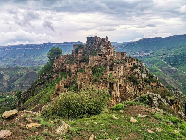 Gamsutl villaggio nelle montagne del Caucaso Vecchi edifici in pietra sulla cima di una scogliera Daghestan Russia Giugno 2021